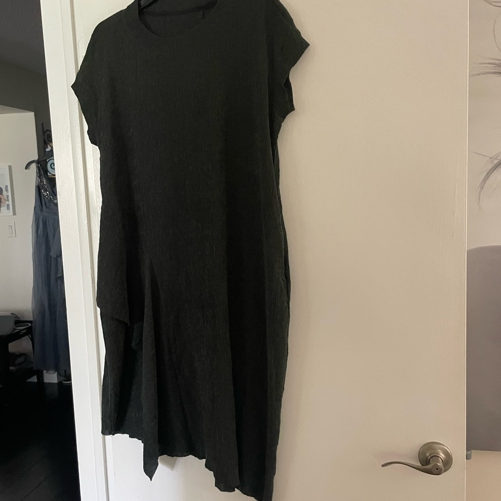 Gershon Bram elegant stretch 
 charcoal Women's Dress with side addition.